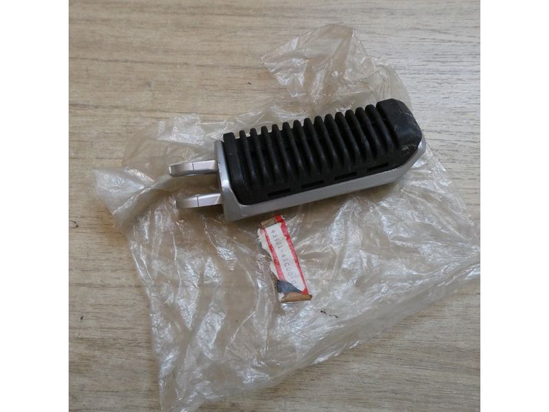 Repose pied avant droit Suzuki VX 800 VS51A