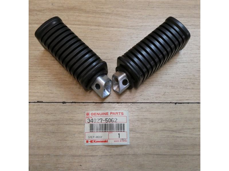 Jeu de 2 reposes pied avants neufs Kawasaki GPZ 1100 B1/B2 1981/1982