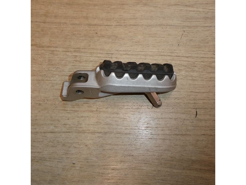 Repose pied avant droit Triumph Tiger 900 GT 2024 et 2025