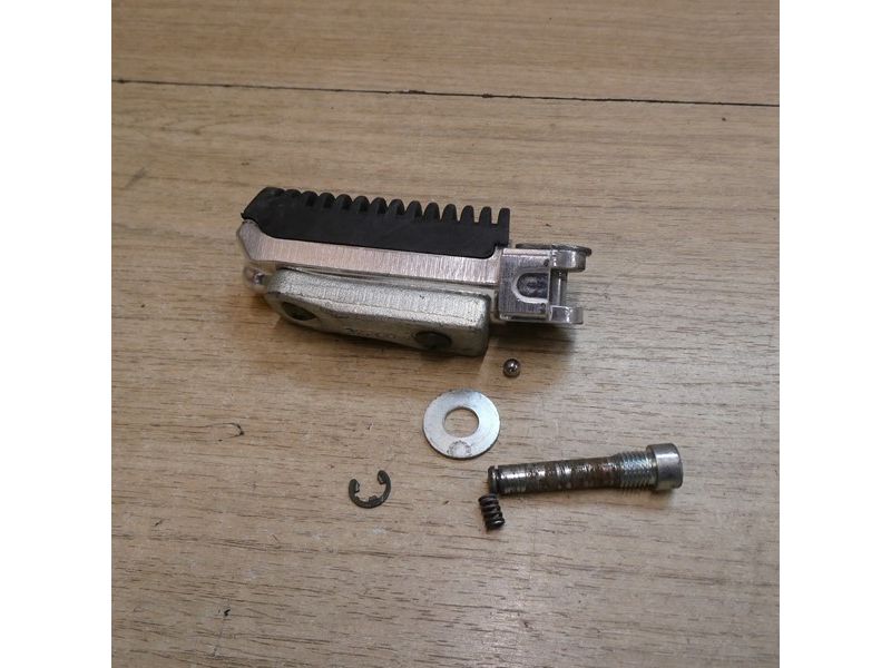 Repose pied arrière droit Suzuki GSF 1200 Bandit 2001 à 2005 JS1A9