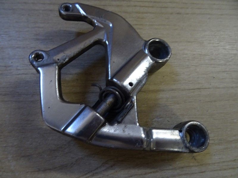 Platine repose pied droite pilote Triumph 1050 Trophy 2005/2011 (T2081600)
