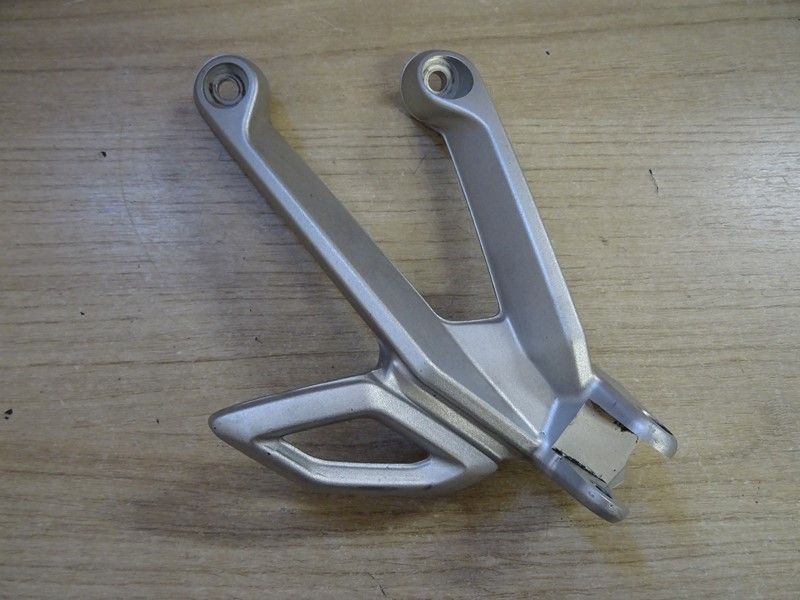 Platine repose pied passager droite Triumph Tiger 850 Sport / 900 finitions diverses 2020/2023 (T2082359)