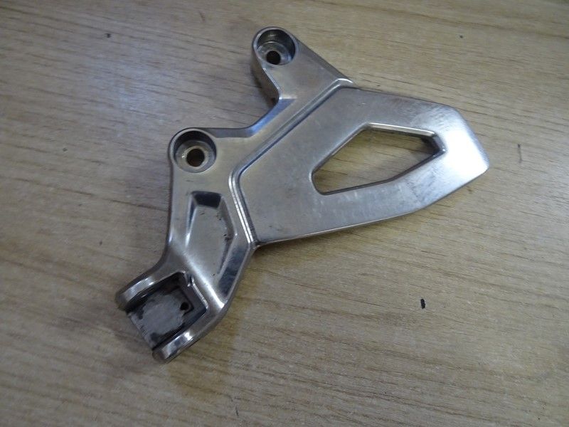 Platine repose pied pilote gauche Triumph 660 Tiger Sport 2022/- (T2087521)