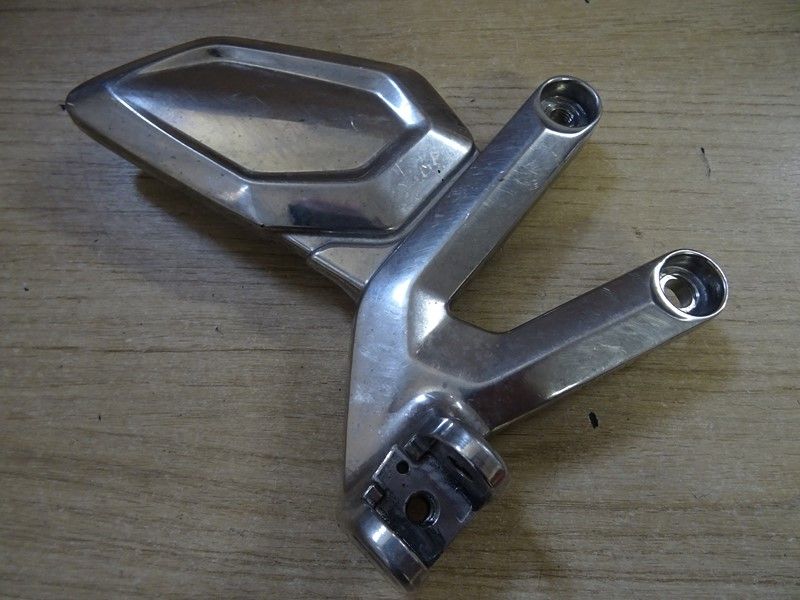 Platine repose pied pilote droite Triumph 660 Trident 2021/- (T2086847)