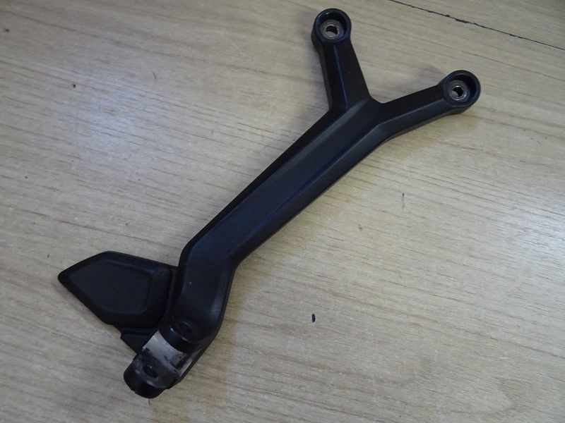 Platine repose pied passager droite Triumph 660 Trident 2021/- (T2086606)