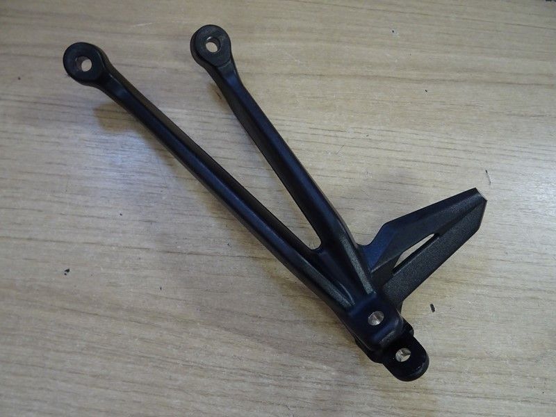 Platine repose pied passager gauche Triumph 765 Street Triple RS 2022/- (T2088156)
