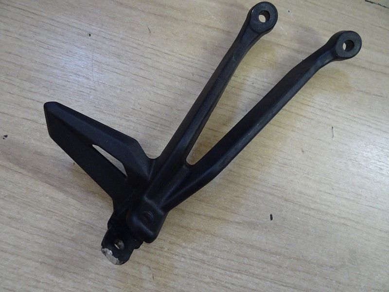 Platine repose pied passager droite Triumph 765 Street Triple RS 2022/- (T2088157)