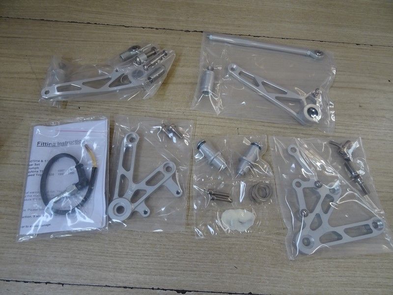 Paire de commandes reculées LSL Triumph 955 Daytona type T595/T507 1997/2001 / 955i Speed Triple 1997/2001