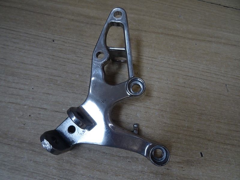 Platine repose pied avant droit Triumph 1050 Speed Triple 2005/2007