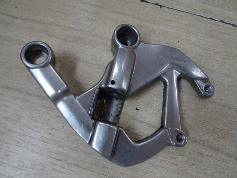 Platine repose pied droite pilote Triumph 1050 Trophy 2005/2011 (T2081600)