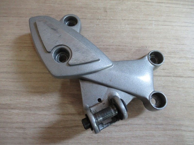Platine repose-pied avant droit Triumph 955i ST/RS 1999-2004