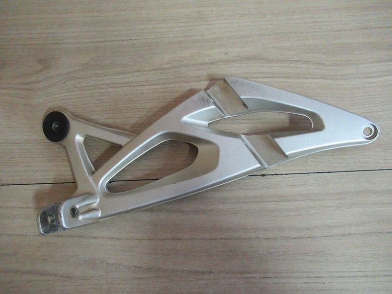 Platine repose-pied arrière droit BMW K 1200 R 2005-2008 (46717660170)