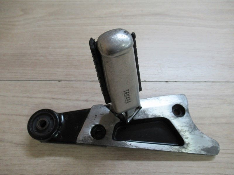 Platine repose-pied arrière droit Yamaha 1200 Vmax 2EN 1985-2001