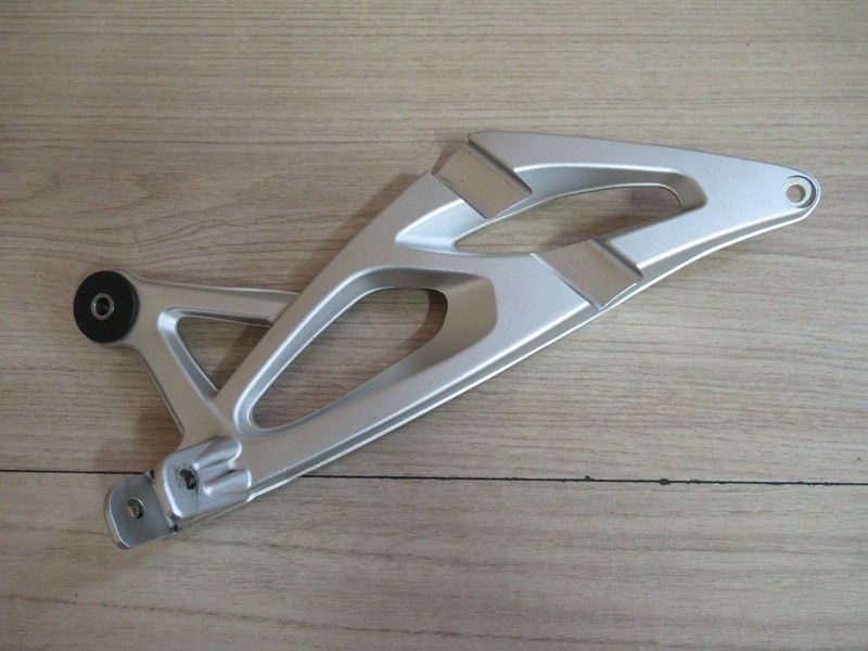 Platine repose-pied arrière droite BMW K 1200 S 2003-2008 (46717660170)