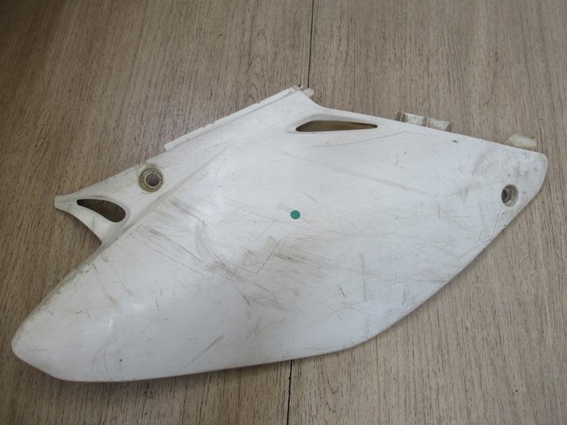 Cache latéral arrière droit Honda 250 CR 2001 (83510-KZ4V-J410)