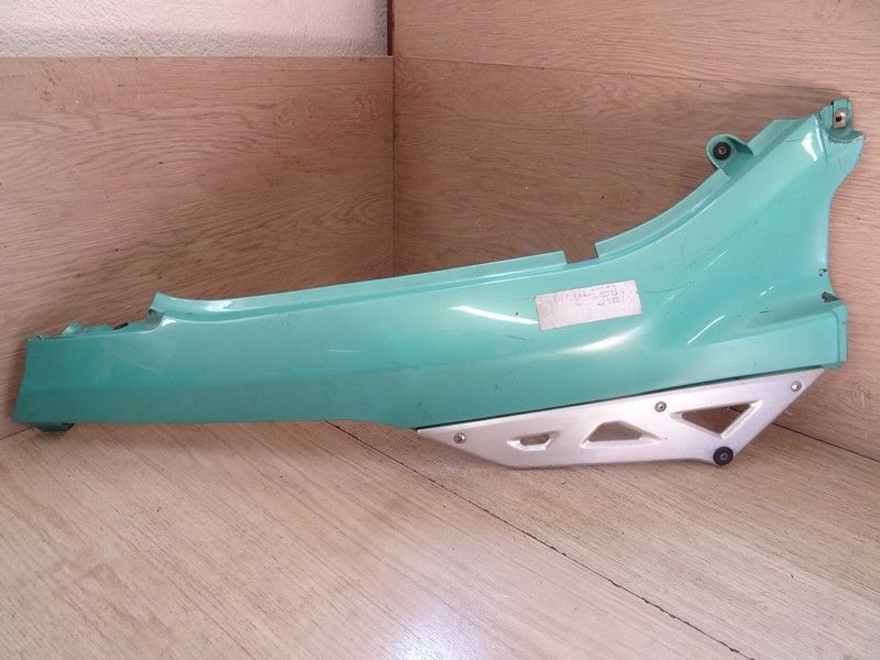 Carénage arrière droit Suzuki 750 GSXF type GR78A 1989/1996 (47111-20C00)