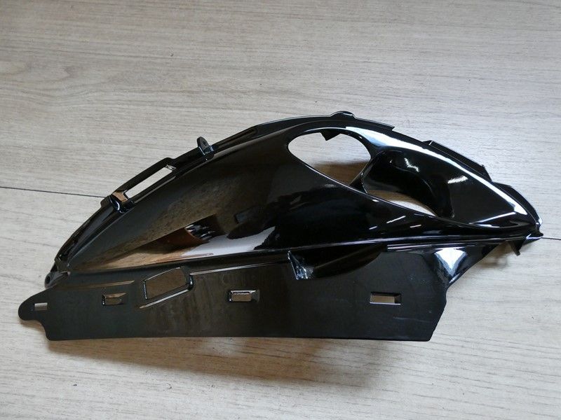 Enjoliveur de clignotant avant droit Suzuki 1300 GSXR 2008/2013 CH135