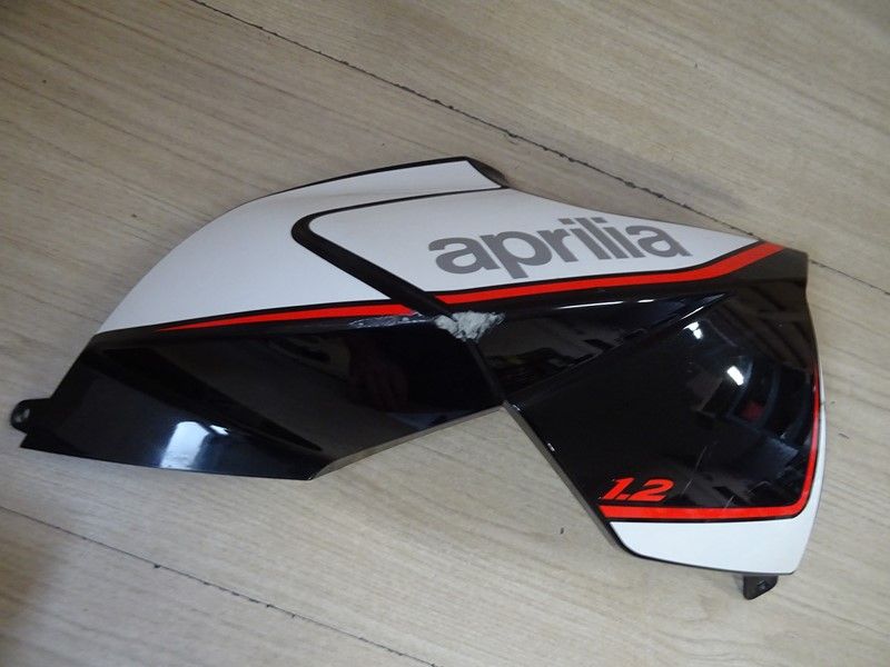 Cache réservoir droit Aprilia 1200 Caponord 2010/2015 (894885)