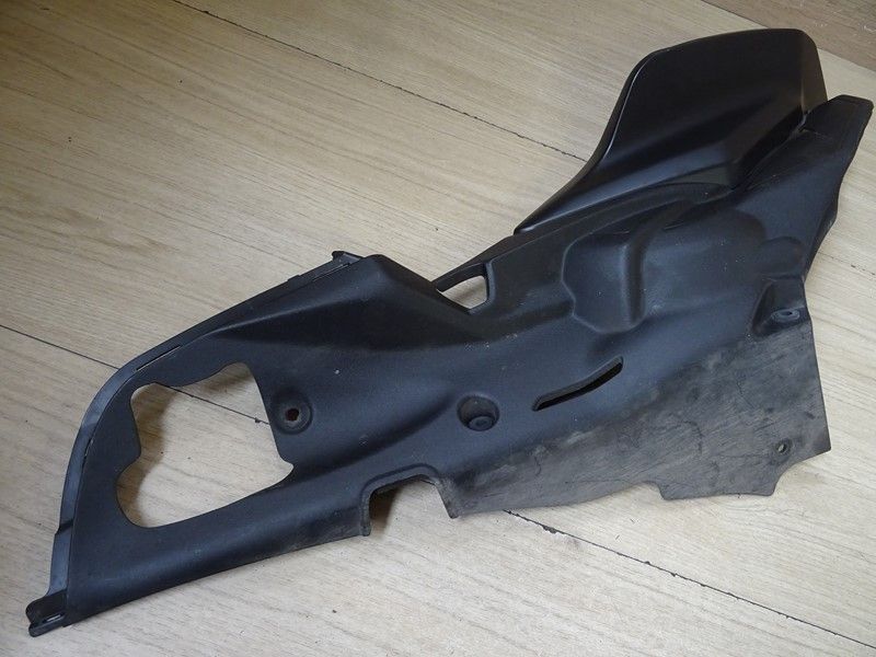 Carénage gauche sous repose pied Suzuki 650 Burgman 2013/2018