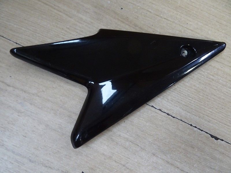 Cache sous selle droit Triumph 
1050 Speed Triple 2008/2010
