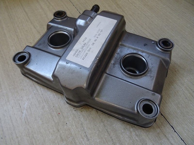 cache culbuteur Honda 
CB 500 type PC32 1996/2003
