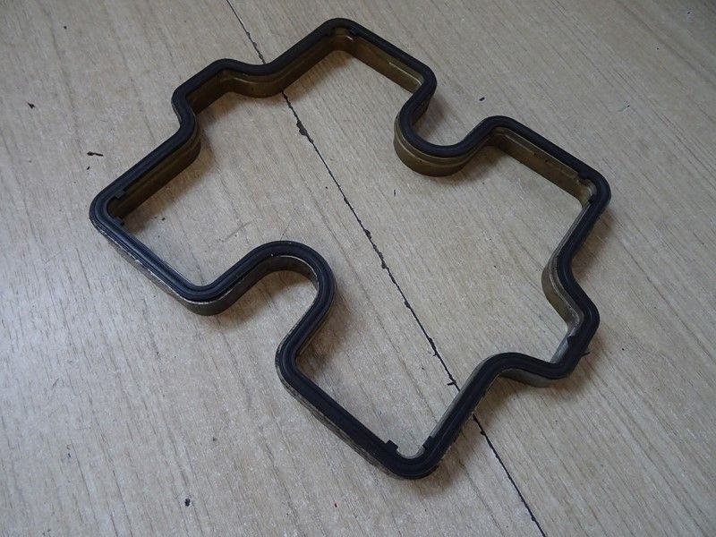 Support de cache culbuteur arrière Honda 
750 VFS type RC07 1982/1985