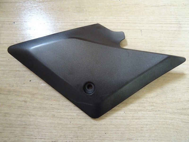 cache latéral gauche Suzuki SV 650 type JS17L/BY111 2003/2010 (47211-16G10-LH)
