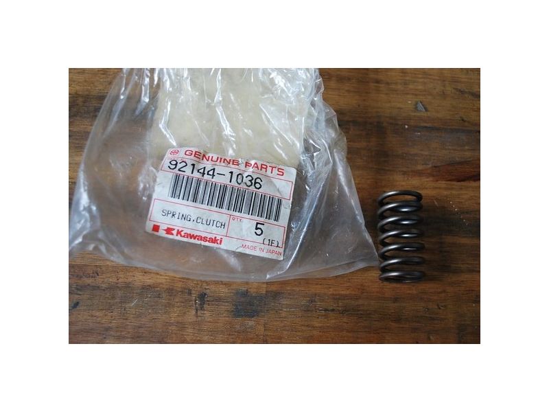 Lot de 6 ressorts d'embrayage Kawasaki GPX 750 R 1987-89 , KX125 (1994-96) 92144-1036