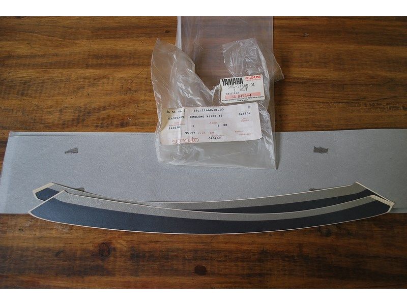 Jeu de 2 stickers de coque arrière Yamaha 900 XJ 1985 (58L-21660-01)