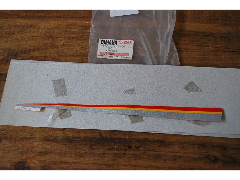 Sticker cache latéral Yamaha 650 XJ 1983 (21L-2173F-00 ou 27F-2173F-00)