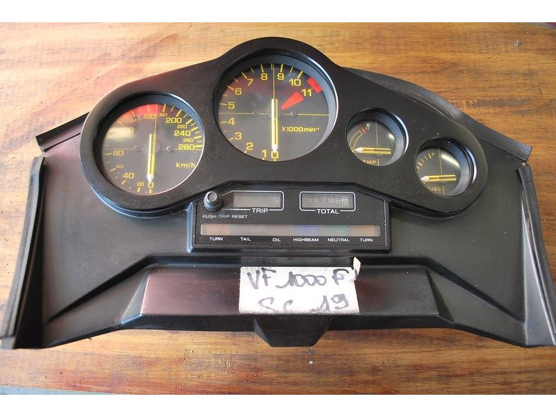 Tableau de bord avec sa garniture Honda VF 1000 F2 (SC19) 1985-1988 – 31799 km
