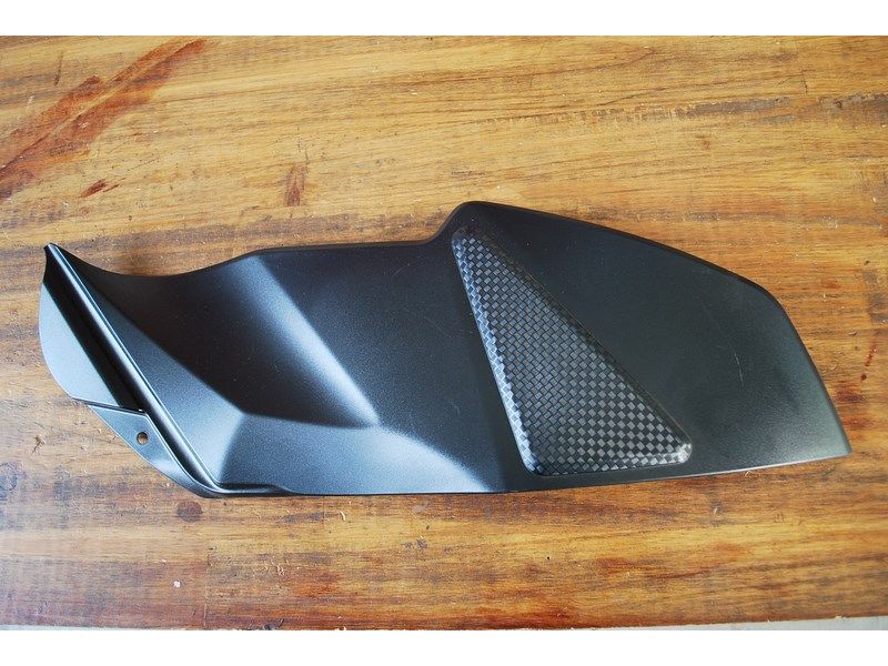 Couvre réservoir droit Suzuki 750 GSR 2011-2016 (4425-08J00-291)
