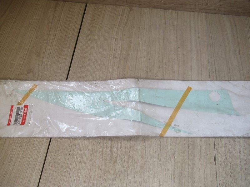 Emblème carénage gauche Suzuki GSXF750 (GR78A) 1997 (68696-21C20-G2P)