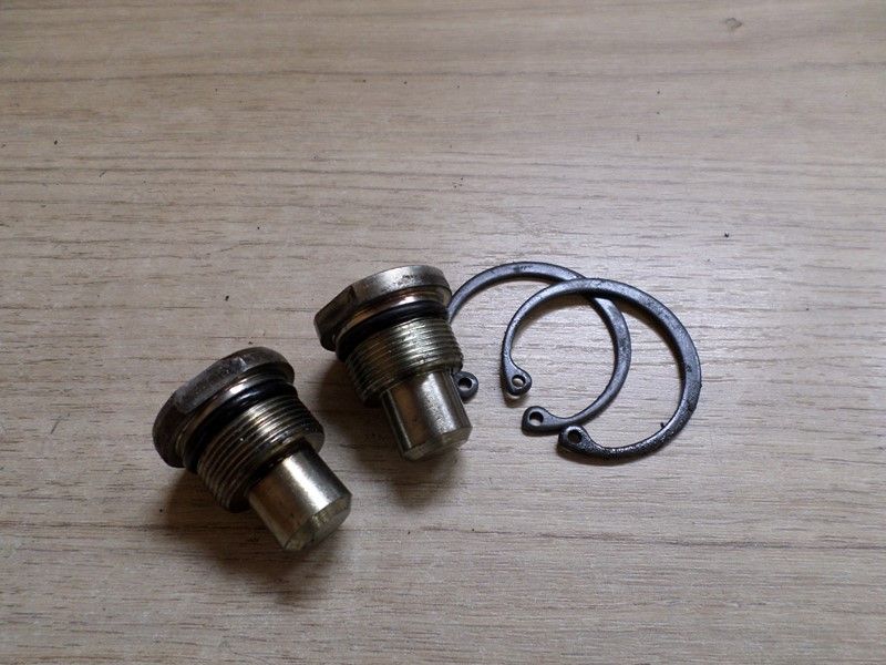 Jeu de 2 bouchons de fourche Yamaha SR 125 type 10F 1982/2000