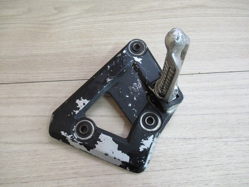 Platine repose-pied avant gauche Suzuki GSXF750 1989-1996