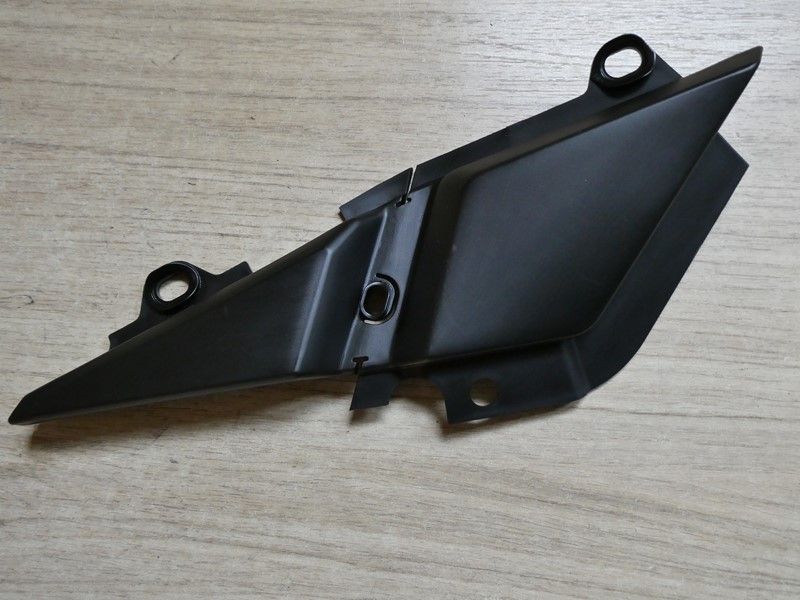 Petit cache latéral droit Triumph Tiger 900 GT pro 2021/2023