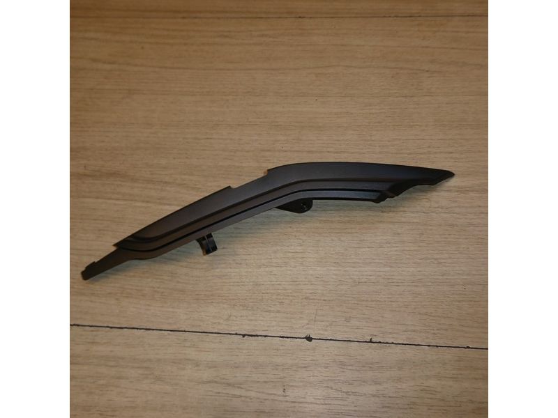 Cache droit sous selle Triumph 660 Trident 2021 et après