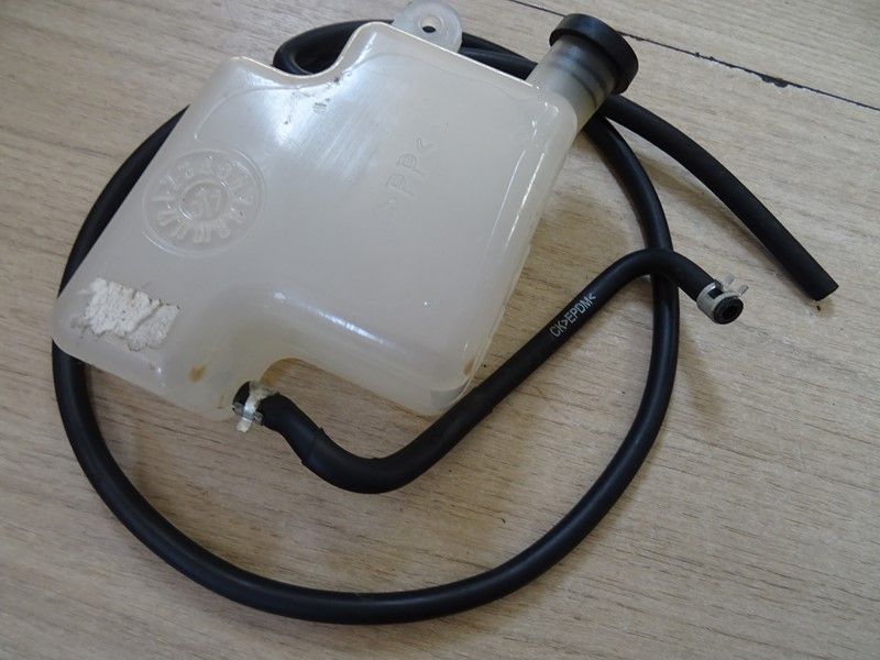 Vase d'expansion avec bouchon Suzuki UH 125 Burgman 2007/2013 (17911-49F00-00)
