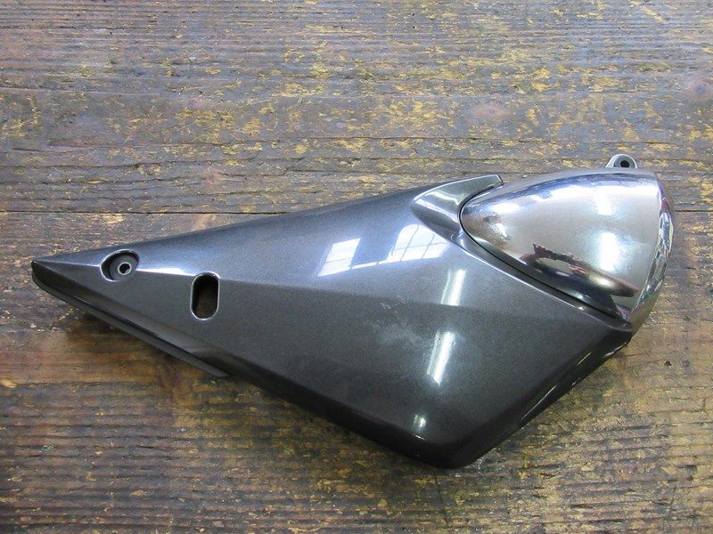 Cache latéral droit Suzuki GSF 600 Bandit 2000-2004 (JS1A8)