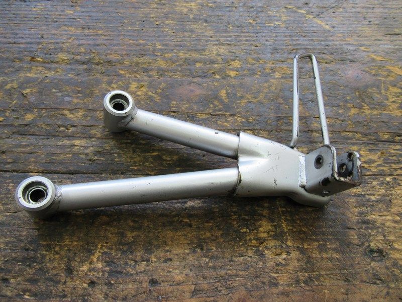 Platine arrière gauche Suzuki GSF 600 Bandit 2000-2004 (JS1A8)