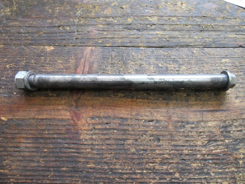 Axe de bras oscillant Suzuki GSF 600 Bandit 2000-2004 (JS1A8)