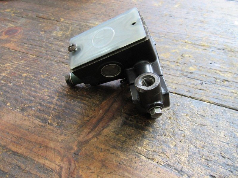 Maître-cylindre de frein avant Suzuki GSF 600 Bandit 2000-2004 (JS1A8)