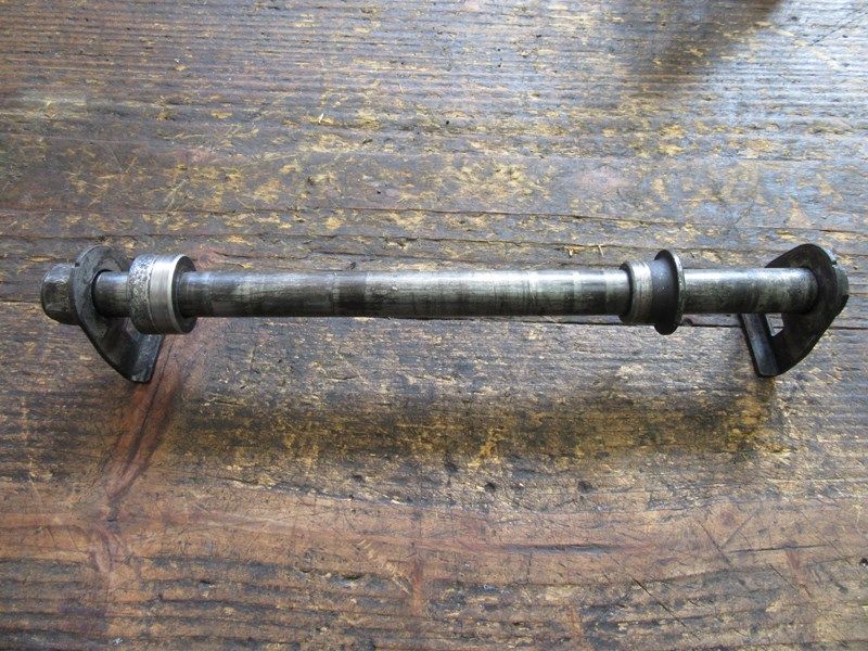 Axe de roue arrière Suzuki GSF 600 Bandit 2000-2004 (JS1A8)