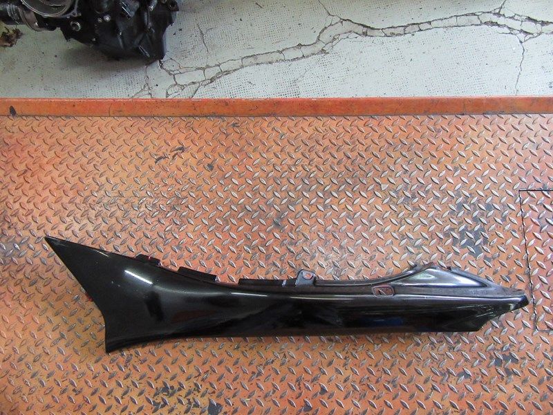 Cache latéral gauche  Yamaha 600 XJS Diversion  1991/1994 (4BR)