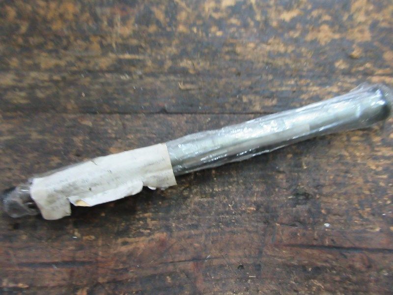 Axe de roue avant nu Suzuki 1100 GSXF (54711-48B00-000)