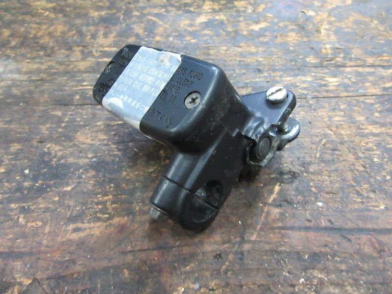 Maitre cylindre de frein avant Honda CBR 1000 F SC25