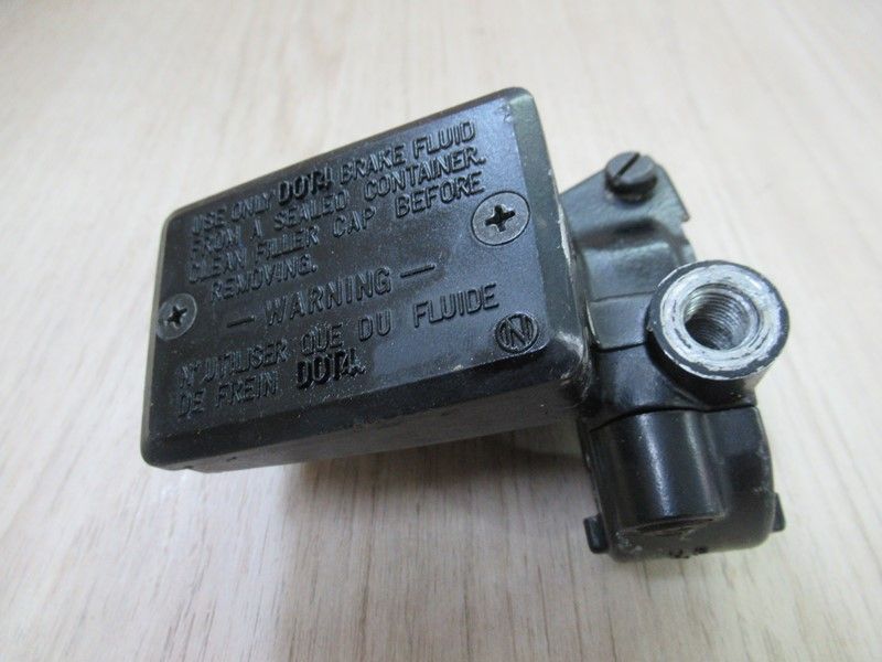 Maître cylindre frein avec contacteur stop Kawasaki GPZ1000RX 1986-1988