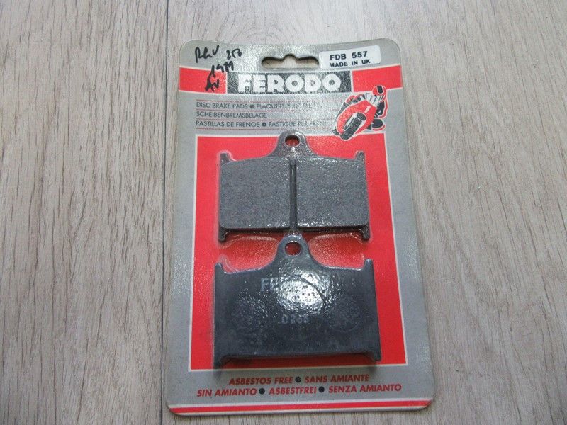 1 jeu de plaquettes de frein avant Suzuki 250 RGV 1989 (FDB 557)