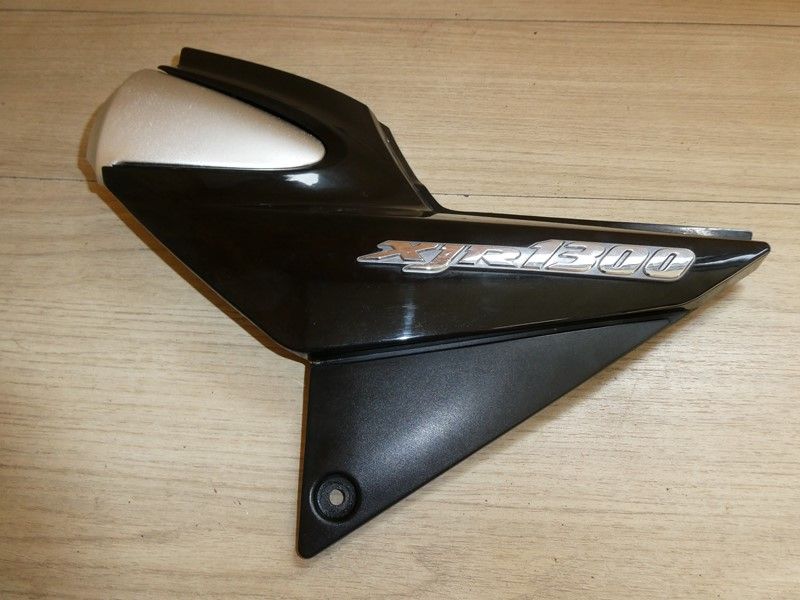 Cache latéral gauche Yamaha 1300 XJR 2004/2006 RP101/RP104