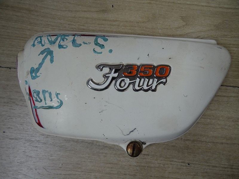 Cache latéral gauche avec insigne Honda CB 350 Four 1972/1974